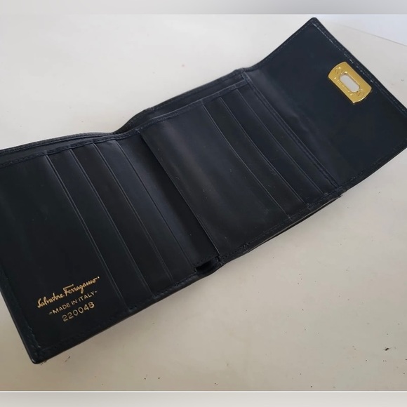 Salvatore Ferragamo Gancini
Wallet Card Bill Coin Black
Leather Medium Kisslock - Picture 9 of 14